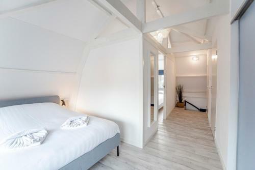 Shell Square Apartment