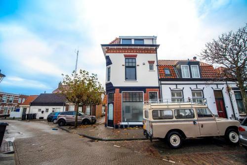 Shell Square Apartment
