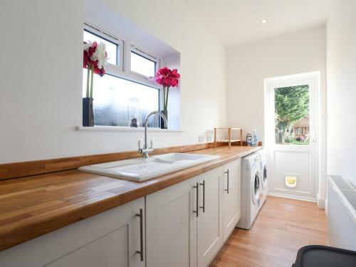 Pass The Keys Huge 4bed - Sleeps 8 - Great Access To South Coast