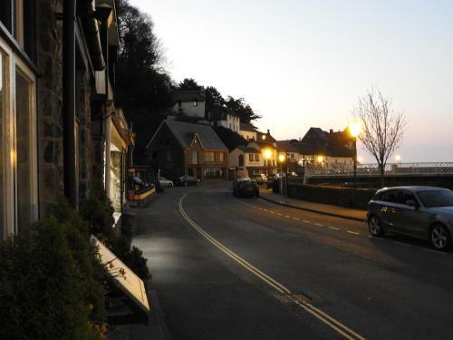 Hostal Riverside Cottage