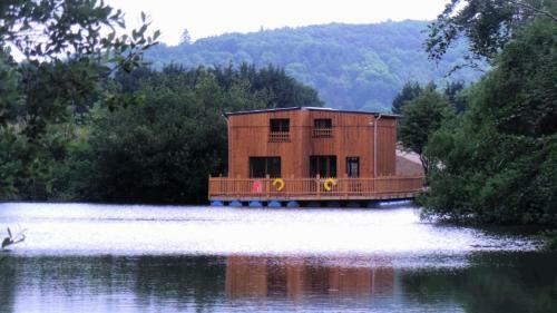 Cabanes Flottantes Et G�tes Au Fil de L'eau