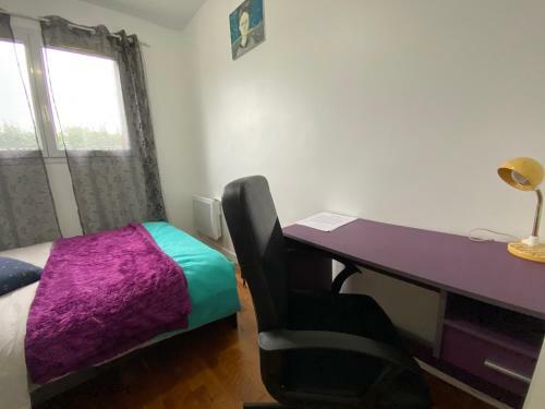 Bedroom In A House/ Chambre Dans Une Maison