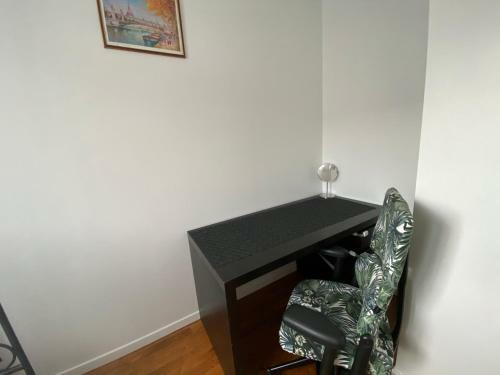 Bedroom In A House/ Chambre Dans Une Maison