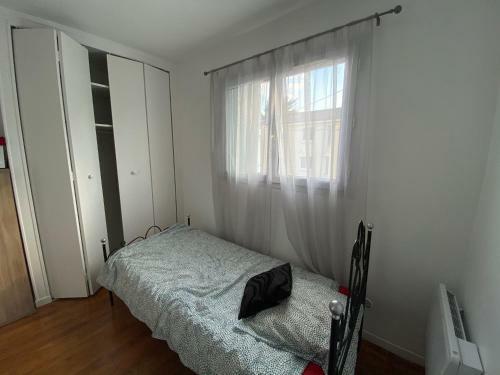 Bedroom In A House/ Chambre Dans Une Maison