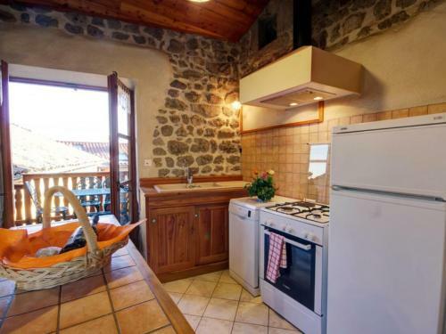 G�te Essertines-en-ch�telneuf, 3 Pi�ces, 6 Personnes - Fr-1-496-16