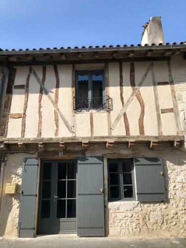 Beautiful Eymet Bastide House & Courtyard Garden