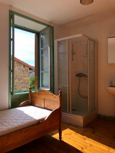Large 100 Year Old House In Lovely Walking Area