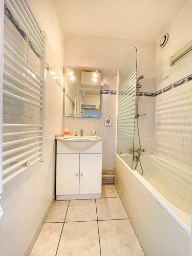 Apartamento Bright Apt With Swimming Pool And Balcony