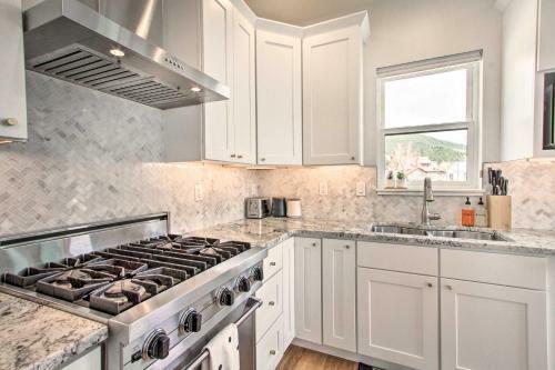 Exquisite Discovery Mtn Home With Sweeping Views!