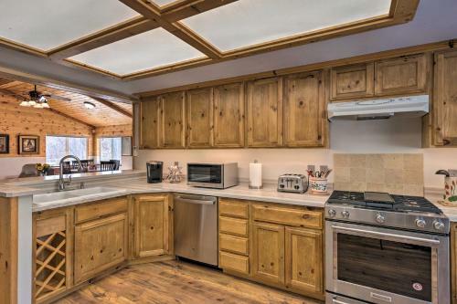 Victor Woodland Cabin Retreat With Fire Pit