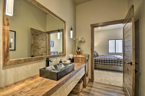 Modern Townhome With Rooftop Deck And Hot Tub!