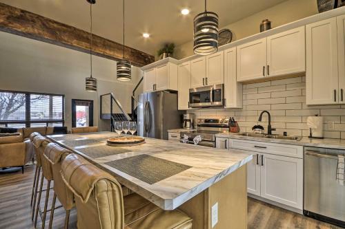 Modern Townhome With Rooftop Deck And Hot Tub!