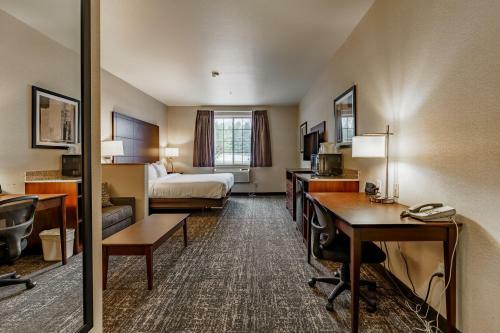 Hotel Comfort Suites At Royal Ridges