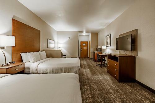 Hotel Comfort Suites At Royal Ridges