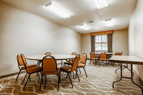 Hotel Comfort Suites At Royal Ridges