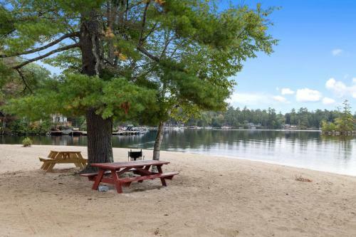 Cozy Home Retreat! At Lake Winnipesaukee