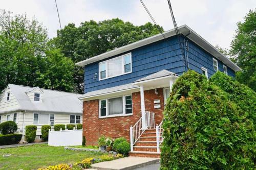 Bright & Cozy * 2nd Floor Apartment*. Close To Nyc