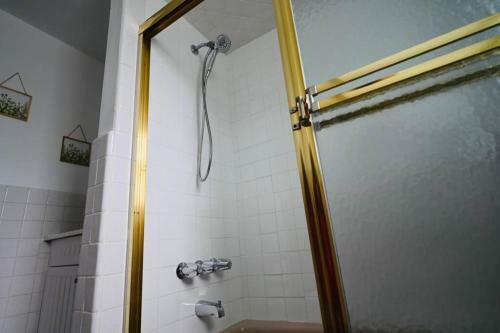 Bright & Cozy * 2nd Floor Apartment*. Close To Nyc