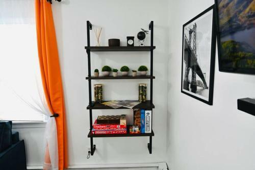 Bright & Cozy * 2nd Floor Apartment*. Close To Nyc