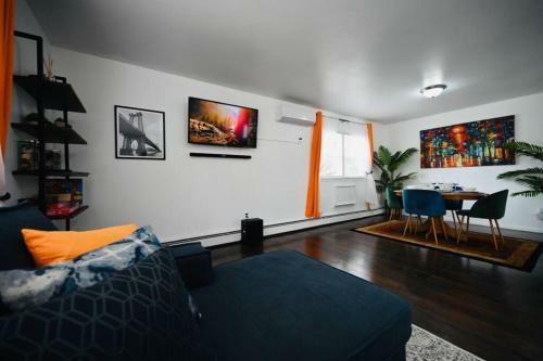 Bright & Cozy * 2nd Floor Apartment*. Close To Nyc