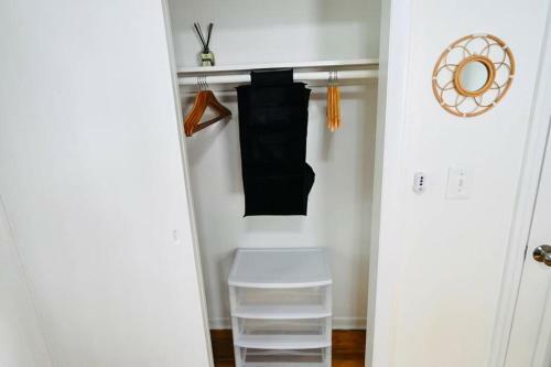 Bright & Cozy * 2nd Floor Apartment*. Close To Nyc