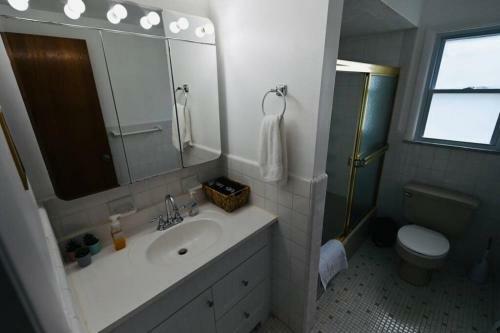 Bright & Cozy * 2nd Floor Apartment*. Close To Nyc