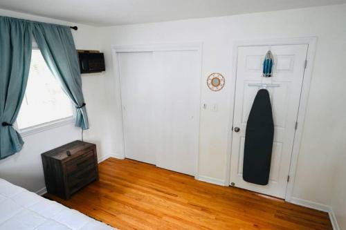 Bright & Cozy * 2nd Floor Apartment*. Close To Nyc