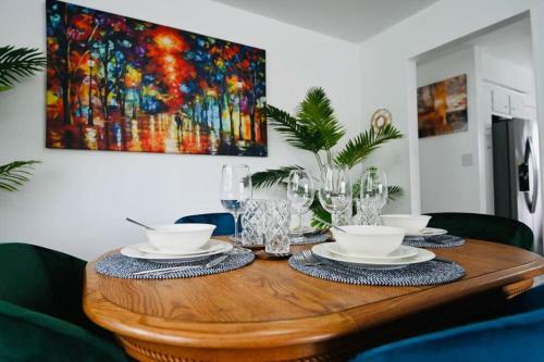 Bright & Cozy * 2nd Floor Apartment*. Close To Nyc