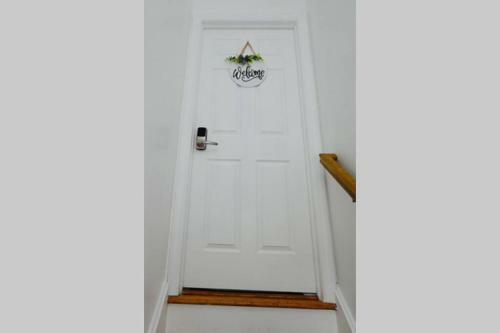 Bright & Cozy * 2nd Floor Apartment*. Close To Nyc