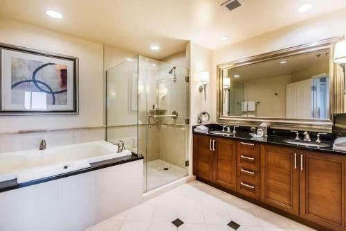 Signature Suites By Voyargo Deluxe Studio Strip View 1109
