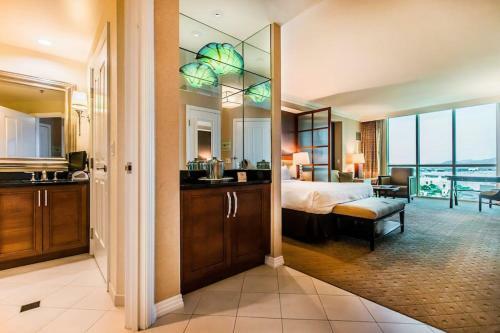 Signature Suites By Voyargo Deluxe Studio Strip View 1109