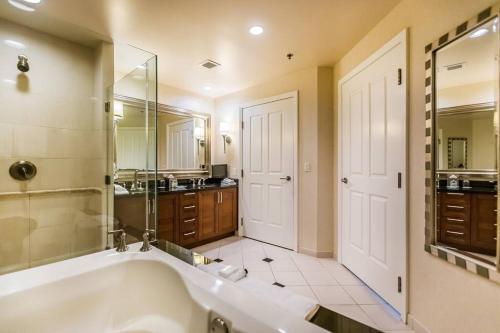 Signature Suites By Voyargo - Deluxe Strip View Studio 06709