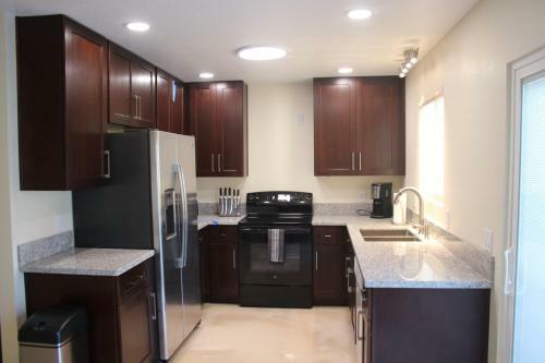 Newly Remodeled Family Friendly 3b/2b House