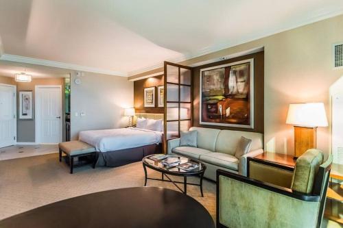 Signature Suites By Voyargo Deluxe Strip View Studio 0711