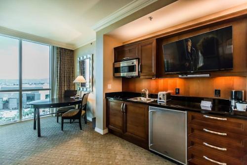 Signature Suites By Voyargo Deluxe Strip View Studio 0711