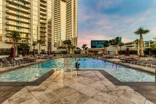 Signature Suites By Voyargo Deluxe Strip View Studio 0711