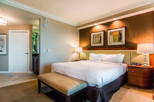Signature Suites By Voyargo Deluxe Strip View Studio 0711