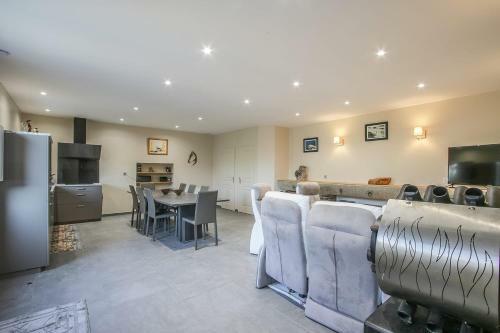 G�te de L'ardoisier The Slaty Place