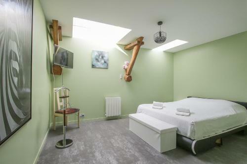 G�te de L'ardoisier The Slaty Place