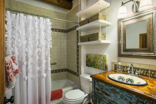 Romantic Studio Condo Located Near La Loma Plaza