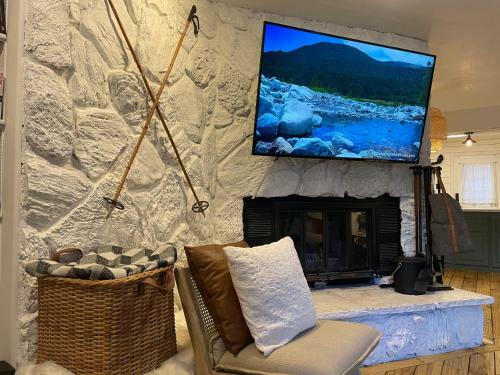 Red River Getaway- Ski In Ski Out, Newly Remodeled