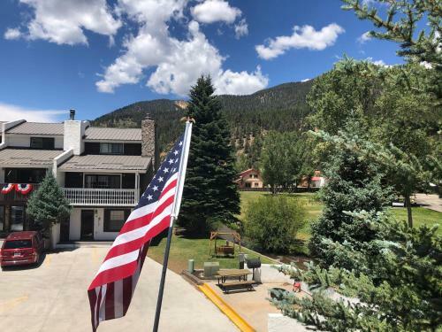 Red River Getaway- Ski In Ski Out, Newly Remodeled
