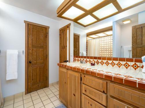 Mitchell's East Side, 3 Bedrooms, Sleeps 6, Deck, Views, Wifi, Grill