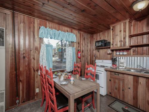 Lodge Pine Cabin, 2 Bedrooms, Fireplace, Midtown, Sleeps 6