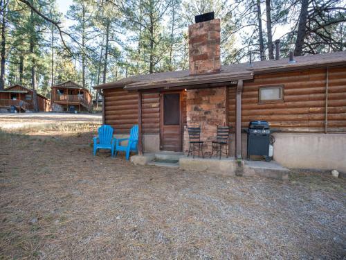 Lodge Pine Cabin, 2 Bedrooms, Fireplace, Midtown, Sleeps 6
