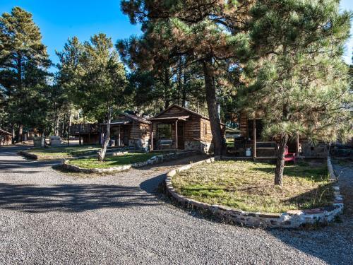 Lodge Pine Cabin, 2 Bedrooms, Fireplace, Midtown, Sleeps 6