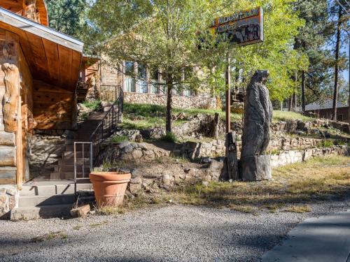 Lodge Dancing Bear, 2 Bedrooms, Front Porch, Midtown, Sleeps 6