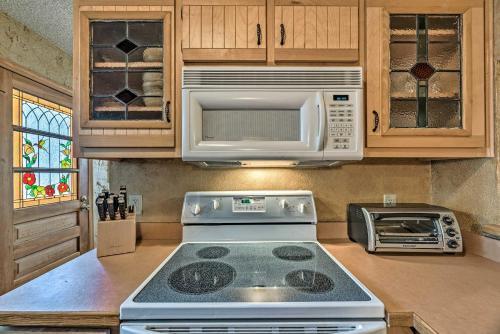 Cozy Ruidoso Cabin With Large Deck And Wet Bar!
