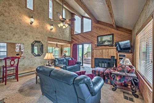 Cozy Ruidoso Cabin With Large Deck And Wet Bar!