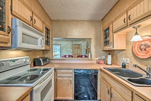 Cozy Ruidoso Cabin With Large Deck And Wet Bar!